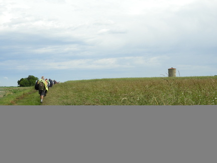 3-Issigeac-Groupe de rando cheminant sur une ancienne voie romaine en direction des Saintongers (2)