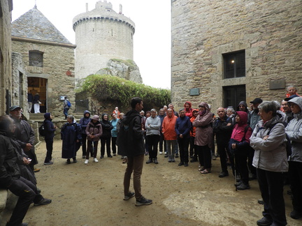 Groupe ecoutant les explications du guide depuis la cours interieure (7)
